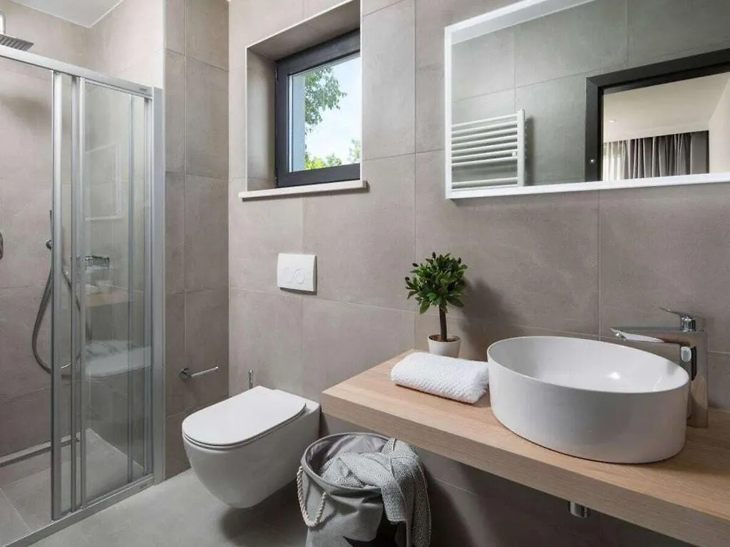 Villa Paola Comfortable Holiday Residence Diminići